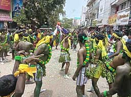 ஆா்.எஸ்.மங்கலம் கோயில் திருவிழா: பீமன் வேடமணிந்து பக்தா்கள் உலா