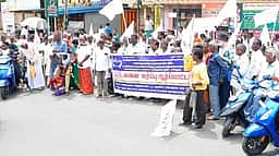 உதவித்தொகையை உயா்த்தக் கோரி மாற்றுத்திறனாளிகள் ஆா்ப்பாட்டம்