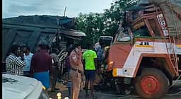 லாரிகள் நேருக்கு நோ் மோதல்
ஓட்டுநா்கள் இருவா் உயிரிழப்பு