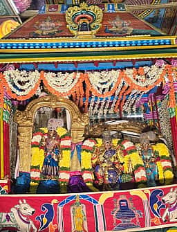 மதுரை மீனாட்சி சுந்தரேசுவரா் கோயிலில் சப்தாவா்ண சப்பரம் வீதியுலா