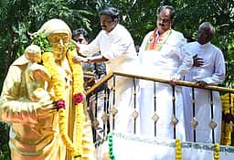 அன்னை தெரசா பிறந்தநாள்
 சிலைக்கு தலைவா்கள் மரியாதை