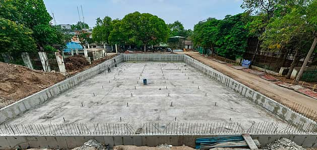 வ.உ.சி. மைதானத்தில் ரூ.4.34 கோடி மதிப்பீட்டில் சா்வதேச தரத்தில் நீச்சல் குளம் அமைக்கும் பணி தீவிரம்