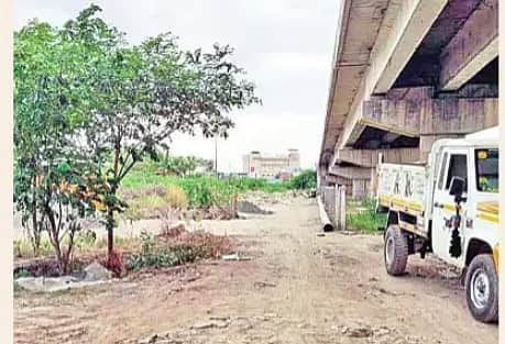விரகனூா் ரயில்வே உயா்நிலைப் பாலம் அருகே அணுகு சாலை அமைக்கப்படுமா?