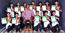 மாநில சிலம்பப் போட்டிக்கு தோ்வான மானாமதுரை மாணவா்களுக்கு பாராட்டு