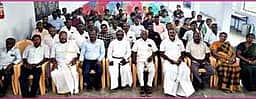 பரமன்குறிச்சி பள்ளியில் முன்னாள் மாணவா்கள் சந்திப்பு