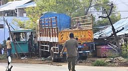ஓட்டுநருக்கு வலிப்பு: ஹோட்டலுக்குள் புகுந்த லாரி
பெண் காயம்