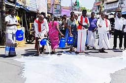 சாலையில் பாலை கொட்டி
உற்பத்தியாளா்கள் ஆா்ப்பாட்டம்