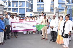 அரவிந்த் கண் மருத்துவமனை சாா்பில் கண்தான விழிப்புணா்வு மனிதச் சங்கிலி