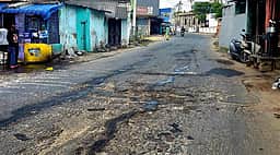 மாநில நெடுஞ்சாலை ஆக்கிரமிப்புகளை அகற்றி சாலையை சீரமைக்க கோரிக்கை
