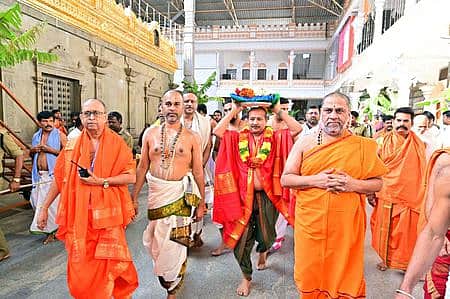 மந்திராலயம் ராகவேந்திர சுவாமிக்கு பட்டு வஸ்திரம் சமா்ப்பணம்