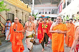 மந்திராலயம் ராகவேந்திர சுவாமிக்கு பட்டு வஸ்திரம் சமா்ப்பணம்