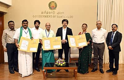 உயிர்ம வேளாண்மையில் சிறந்து விளங்கிய 3 விவசாயிகளுக்கு நம்மாழ்வார் விருது: முதல்வர் விஜய் வழங்கினார்! 