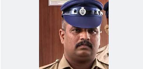 ரூ. 500 லஞ்சம்: தலைமைக் காவலா் பணியிடை நீக்கம்