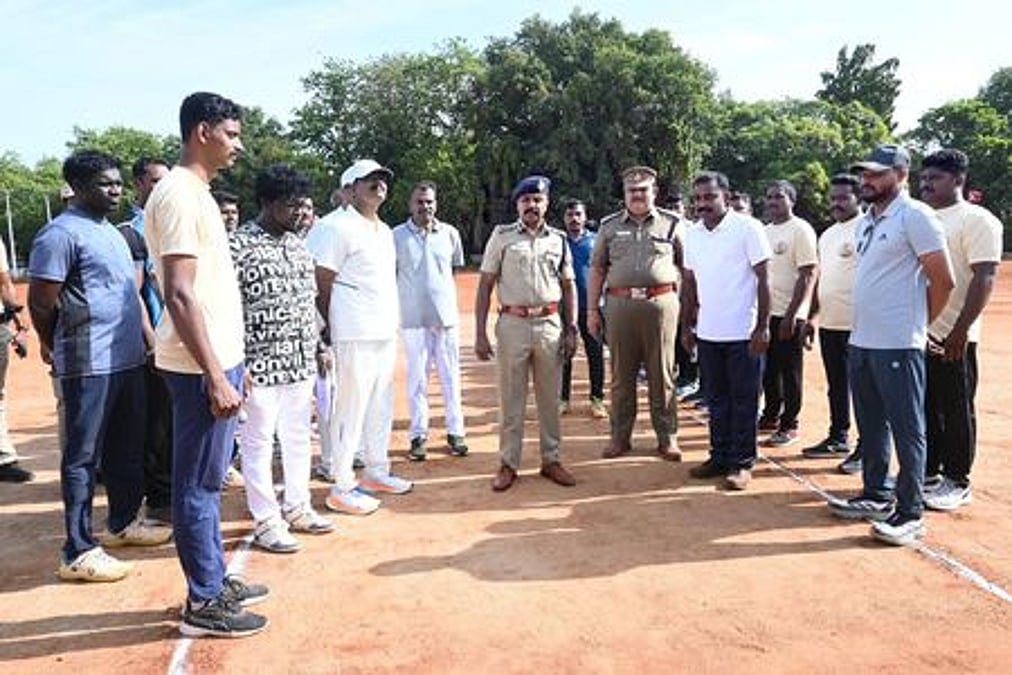 மத்திய மண்டல காவல் துறை சாா்பில் விழிப்புணா்வு கிரிக்கெட் போட்டி