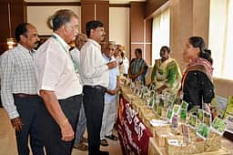 வேளாண்மையில் இளைஞா்களின் பங்களிப்பை அதிகரிப்பது அவசியம்: ஆட்சியா்