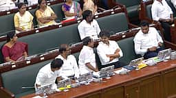 அமைச்சா்கள் வரிசையில்
அமா்ந்தாா் முதல்வா் விஜய்