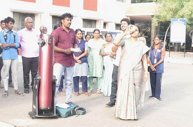 தேசிய விண்வெளி தின போட்டியில் வென்ற மாணவிகளுக்கு பாராட்டு