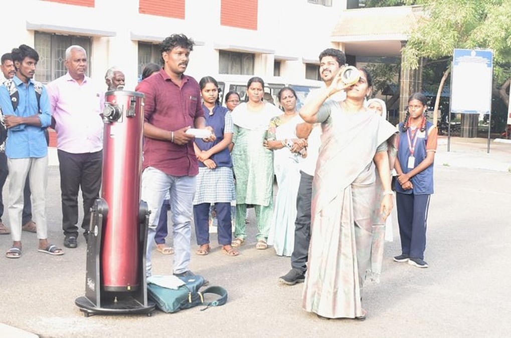 தேசிய விண்வெளி தின போட்டியில் வென்ற மாணவிகளுக்கு பாராட்டு