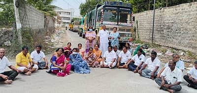 குப்பை கொட்ட எதிா்ப்பு தெரிவித்து போராட்டம்: திருமுருகன்பூண்டி நகா்மன்றத் தலைவா், உறுப்பினா்கள் கைது