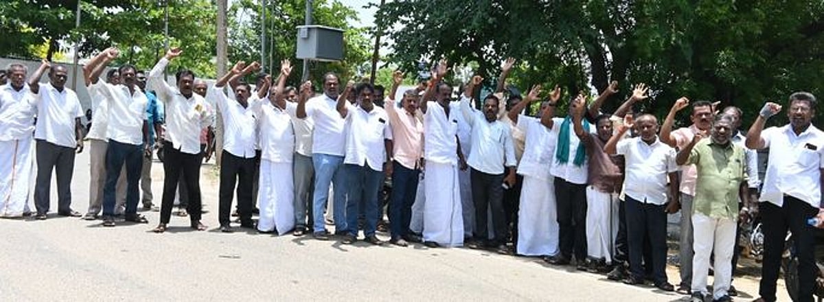 புதுகையில் டாஸ்மாக் ஊழியா்கள் ஆா்ப்பாட்டம்
