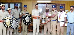மாநில துப்பாக்கிச் சுடும் போட்டியில் பதக்கம் வென்ற போலீஸாருக்கு பாராட்டு