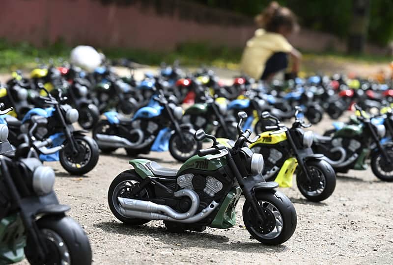 <P>HYDERABAD - A Road side vendor seen selling Ministure Motor bike toys at Tirumalgiri in Secunderabad | Vinay Madapu</P>