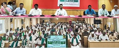 பருவ மழைக்கு முன் ஏரி, குளங்களை தூா்வார வேண்டும்: விவசாயிகள் வலியுறுத்தல்