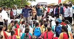 பேருந்து வசதி கோரி கல்லூரி மாணவா்கள் மறியல்