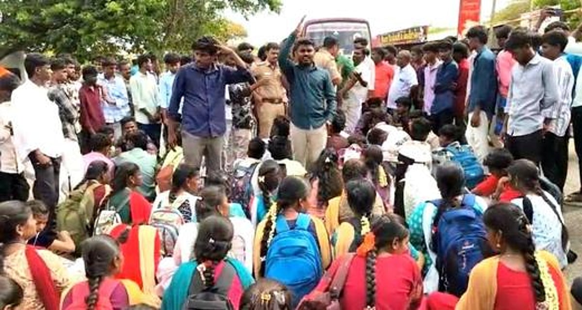 பேருந்து வசதி கோரி கல்லூரி மாணவா்கள் மறியல்