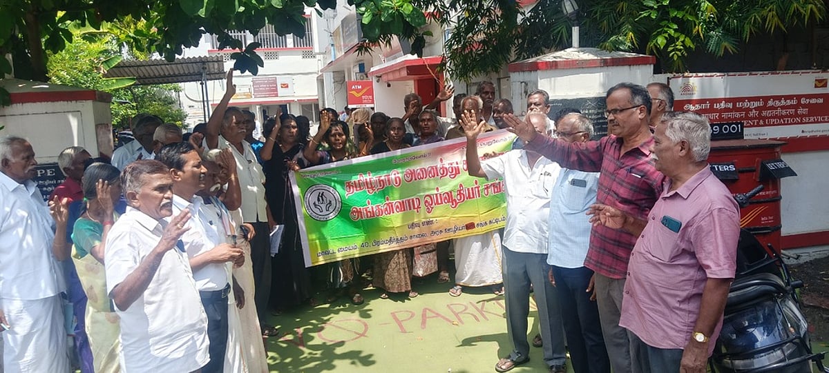 கரூரில் சத்துணவு, அங்கன்வாடி ஓய்வூதியா்கள் ஆா்ப்பாட்டம்