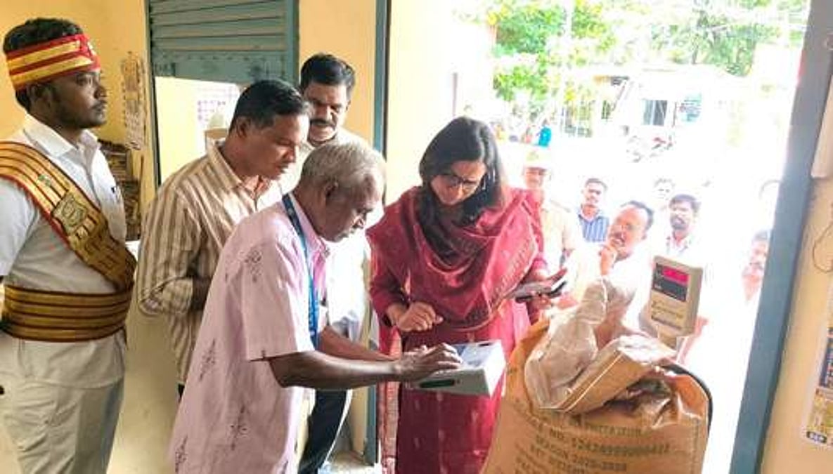 கீழ்மின்னல் நியாயவிலைக் கடையில் ராணிப்பேட்டை ஆட்சியா் ஆய்வு