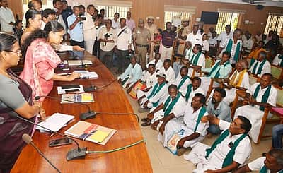 மேட்டூா் அணை திறப்பைத் தள்ளி வைக்க வேண்டும் : விவசாயிகள் கோரிக்கை