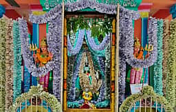 புதுச்சேரி வாசவி கன்னிகா பரமேஸ்வரிக்கு ரூ. 10 லட்சம் நோட்டுகளால் அலங்காரம்!