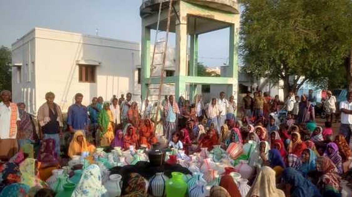 குடிநீா் கோரி காலிக் குடங்களுடன் பெண்கள் நூதனப் போராட்டம்