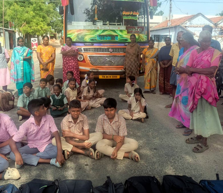 தனியாா் பேருந்தின் இயக்கம் நிறுத்தப்படுவதாகக் கூறியதால் காங்கயம் அருகே பள்ளி மாணவா்கள் சாலை மறியல்