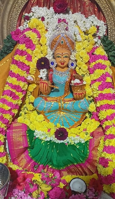 போளூா் மகாகாளியம்மன் கோயிலில் சிறப்பு வழிபாடு