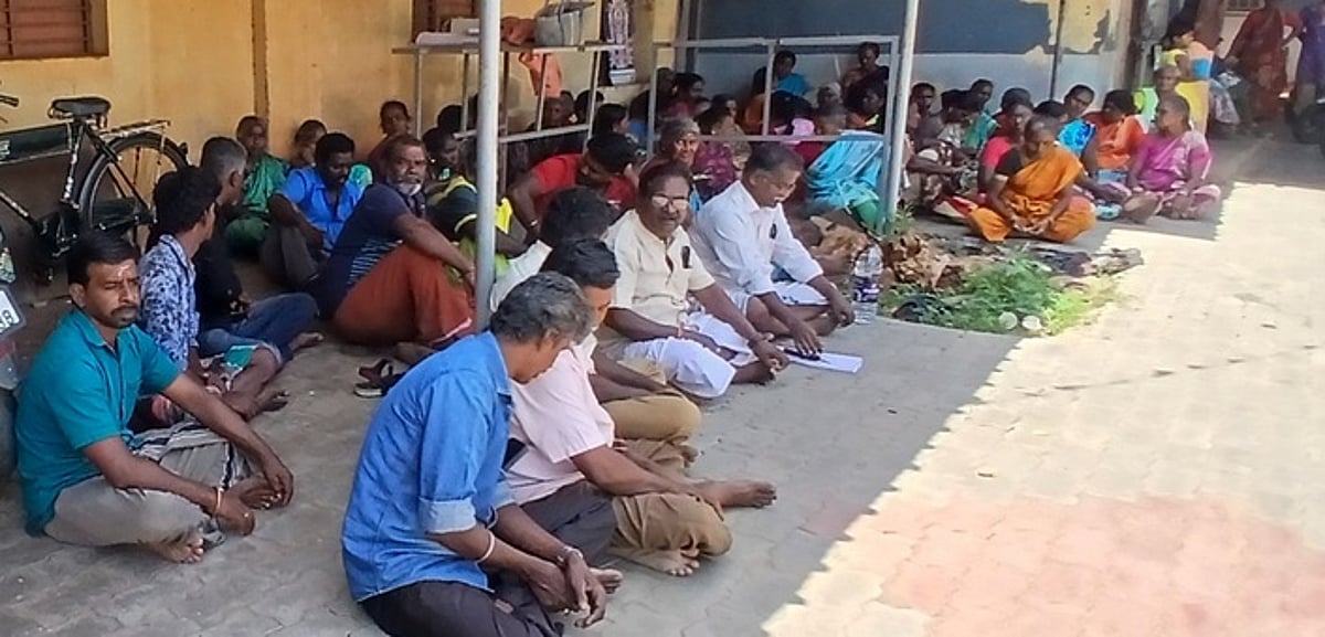 சின்னமனூரில் தூய்மைப் பணியாளா் தா்னா