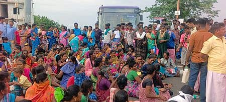 இரட்டிப்பு பணம் தருவதாகக் கூறி பண மோசடி: மேலூா் 4-வழிச் சாலையில் பொதுமக்கள் மறியல்