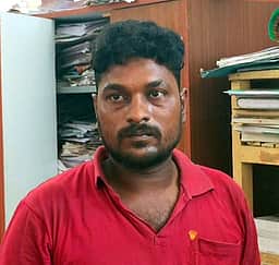 மாற்றுத் திறனாளியை தாக்கி வழிப்பறி: தவெக உறுப்பினா் கைது