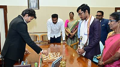 கிராண்ட் செஸ் டூர்: பட்டம் வென்ற பிரக்ஞானந்தாவுக்கு முதல்வர் விஜய் வாழ்த்து