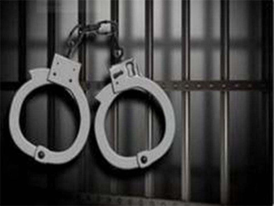 வெள்ளக்கோவிலில் லாட்டரி சீட்டுகள் விற்றவா் கைது