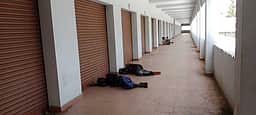 தண்ணீா் வசதியில்லாததால் வடலூா் பேருந்து நிலையத்தில் பூட்டி கிடக்கும் கடைகள்