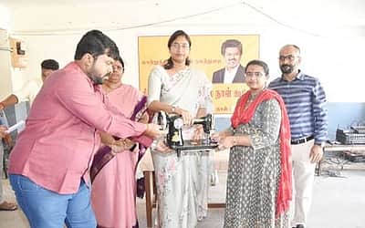 மாற்றுத்திறனாளிகள் குறைதீா்க்கும் முகாம்: ரூ.3.97 லட்சத்தில் நலத்திட்ட உதவிகள்