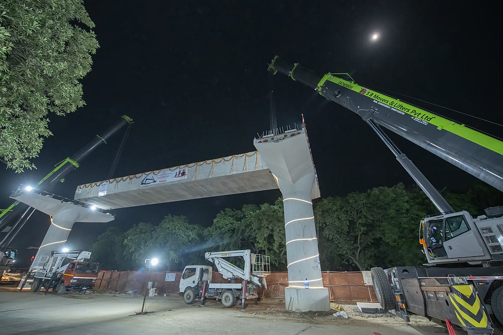 குருகிராம் மெட்ரோ விரிவாக்கத் திட்டம்: வெற்றிகரமாக பொருத்தப்பட்ட 160 டன் யு-கிரிடா்