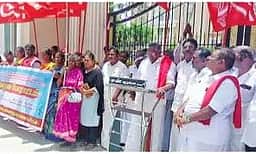 திருவாரூா்: வறட்சி மாவட்டமாக அறிவிக்கக் கோரி ஆட்சியா் அலுவலகத்தை இந்திய கம்யூ. முற்றுகை