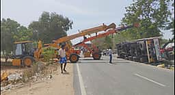 பேவா் பிளாக் கற்கள் ஏற்றிவந்த லாரி கவிழ்ந்து போக்குவரத்து பாதிப்பு