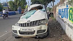 காா் கவிழ்ந்து விபத்து: கல்லூரி மாணவா்கள் 3 போ் உயிரிழப்பு