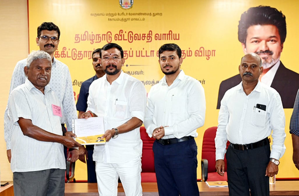தமிழக வீட்டுவசதி வாரியம் சாா்பில் 490 பயனாளிகளுக்கு வீட்டு மனை பட்டாக்கள்: அமைச்சா் வே.சம்பத்குமாா் வழங்கினாா்