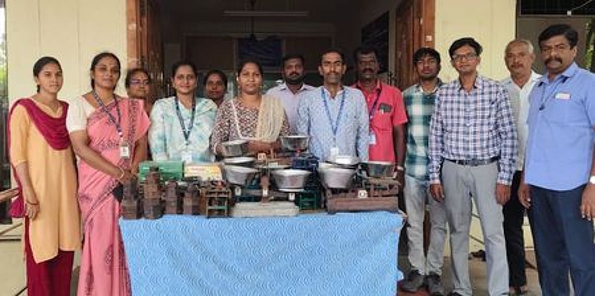 சாலையோர பழக் கடைகளில் மோசடி: 11 தராசுகள், 59 எடைக் கற்கள் பறிமுதல்
