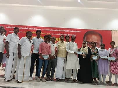 மாணவா்களுக்கு கல்வி உதவித் தொகை: கவிஞா் வைரமுத்து வழங்கினார்!